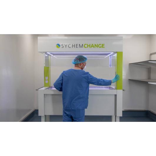 Sychem animal-transfer-station-technician in vivarium
